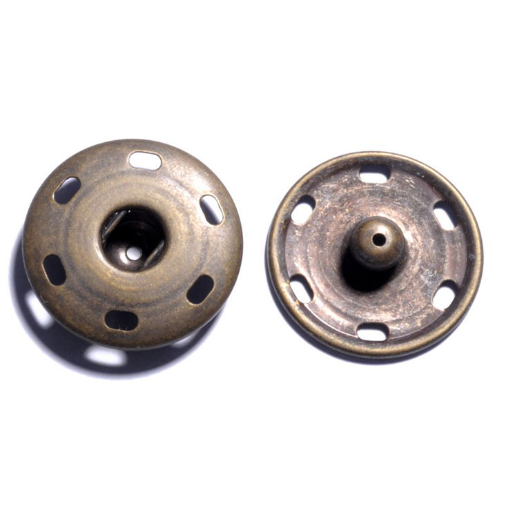 Bottoni automatici da cucire, in ottone, diametro mm 21. 